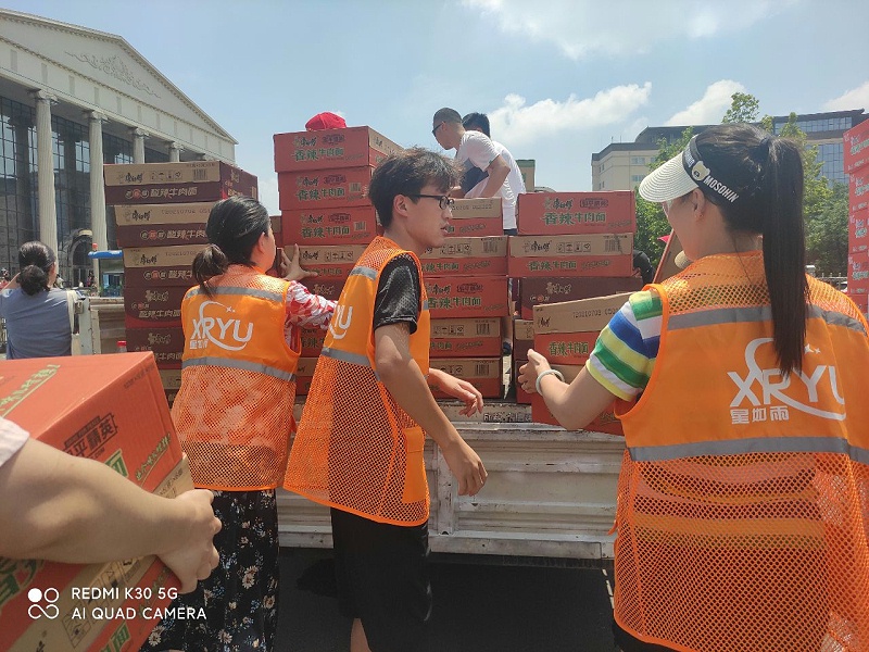 市政府搬運(yùn)抗洪物資