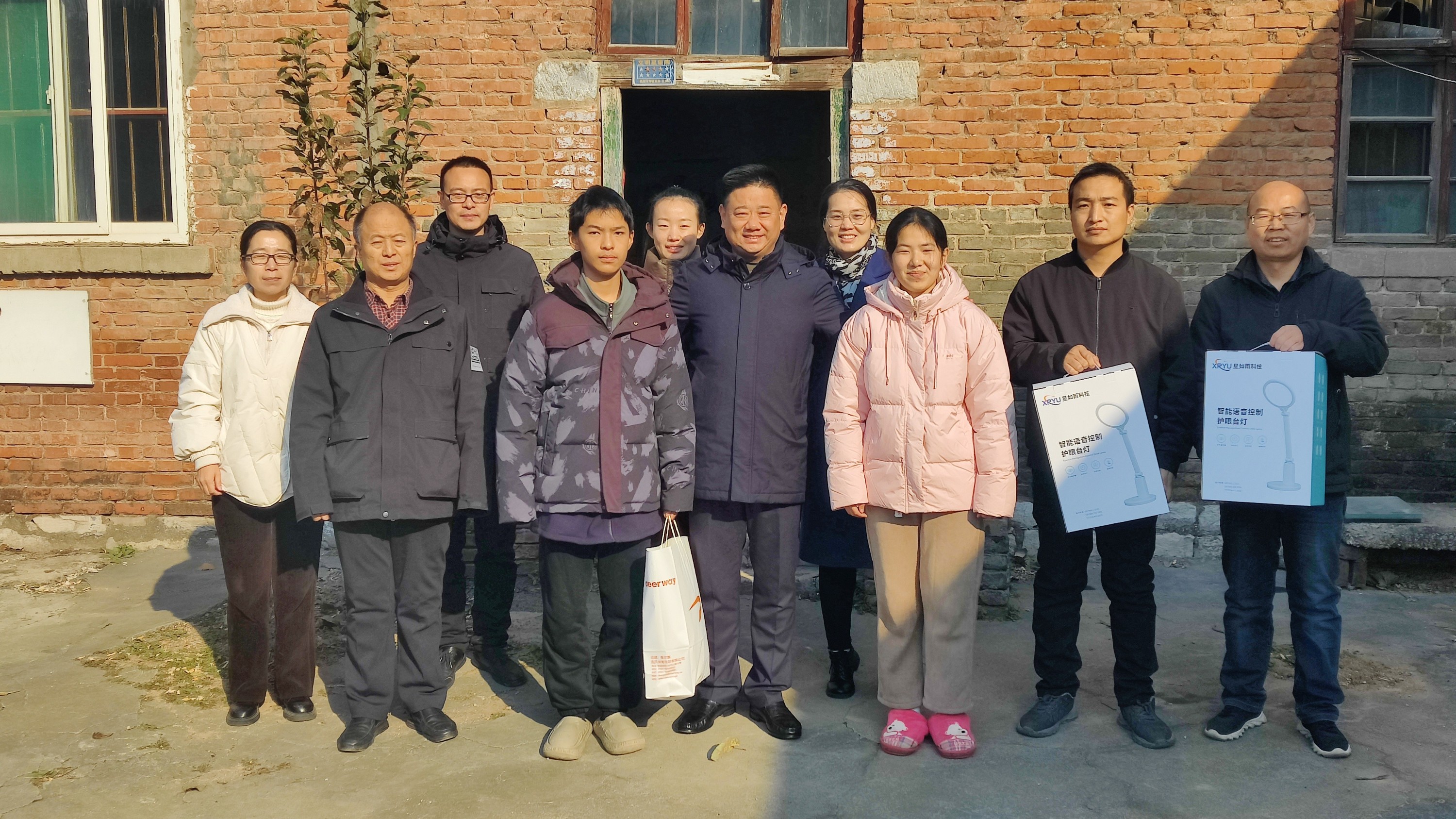 【一盞臺燈·無限希望】星如雨科技開展“點(diǎn)亮希望小屋 情系貧困學(xué)子”愛心捐贈活動