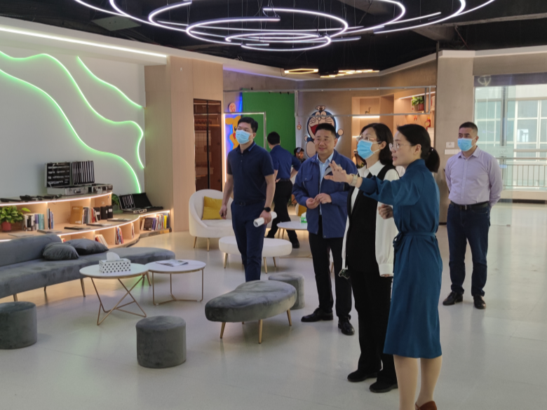 走進星如雨 | 鶴壁市商務局黨組成員、總經(jīng)濟師李紅一行蒞臨星如雨科技